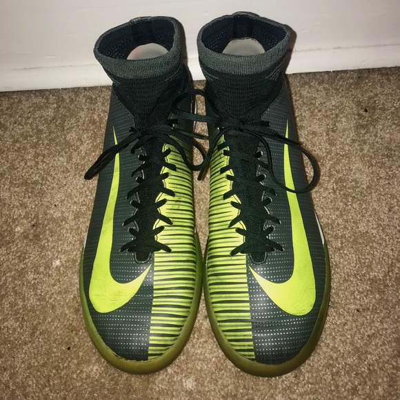 Nike indoor soccer shoes - Picture 2 of 3